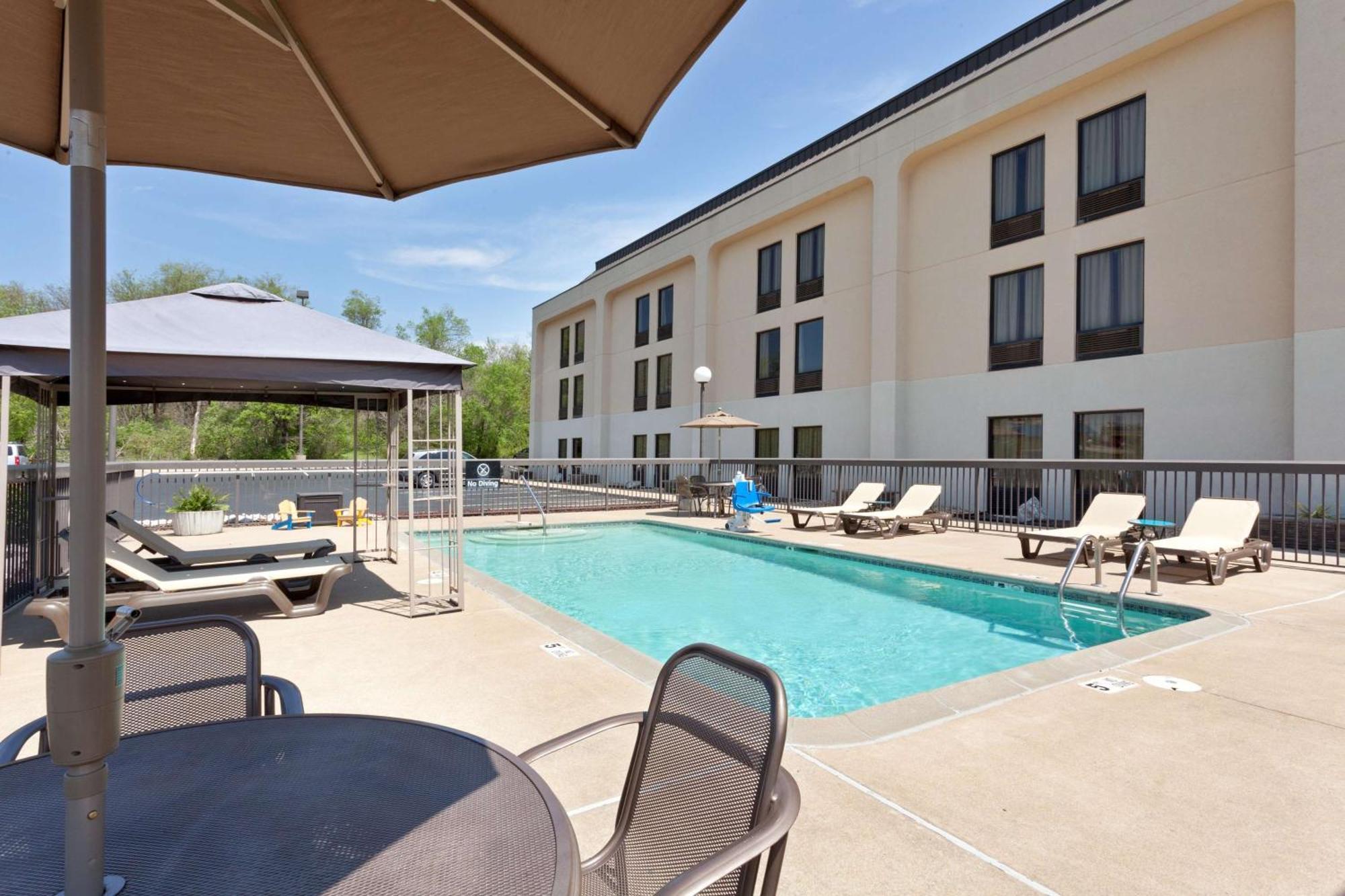 Hampton Inn Joplin Exteriör bild
